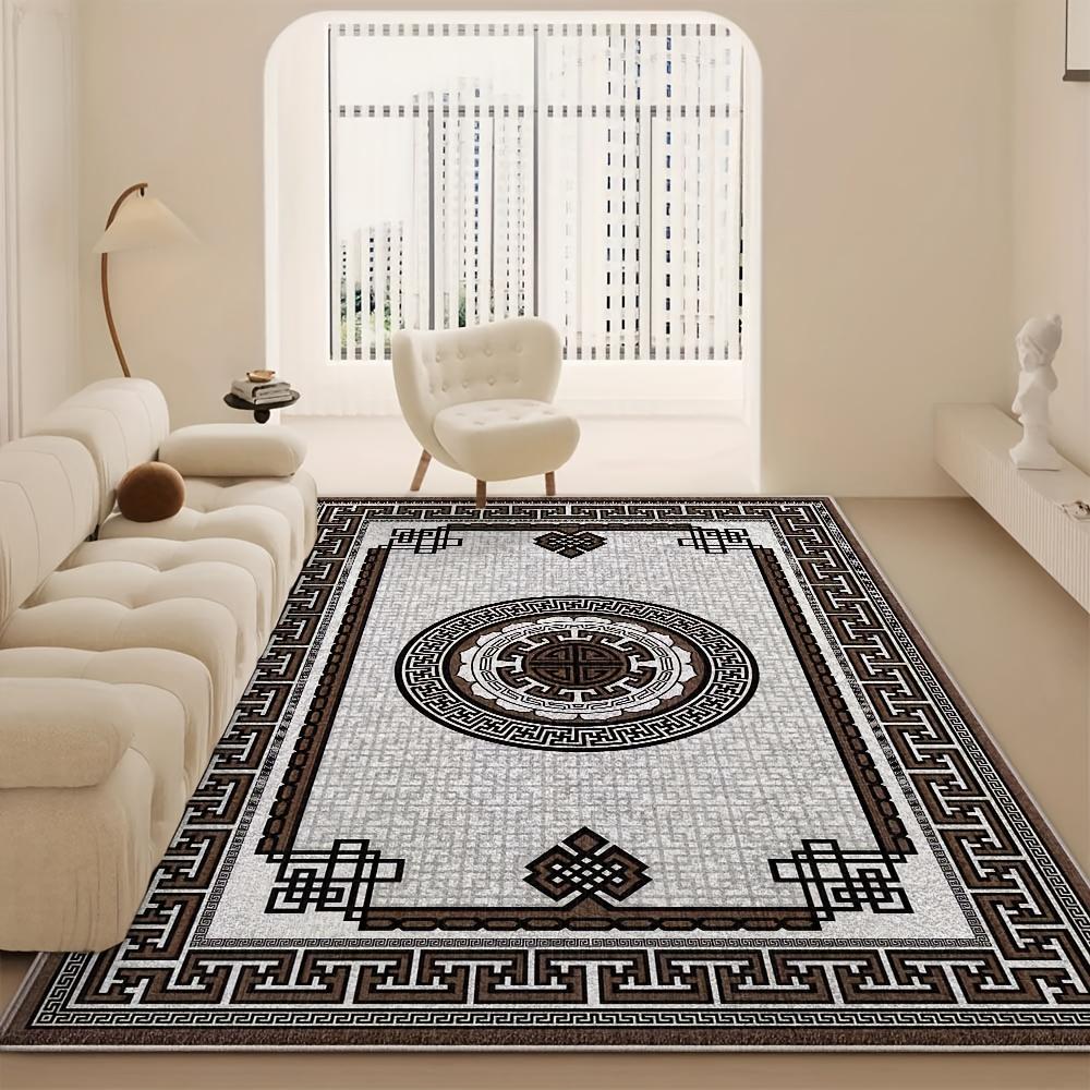 Décoration d'intérieur avec des motifs floraux géométriques, un canapé bas de style marocain et une tapis de salon de style marocain géométrique floral. Le style exotique est léger et lavable en machine, idéal pour les salles de bain et les