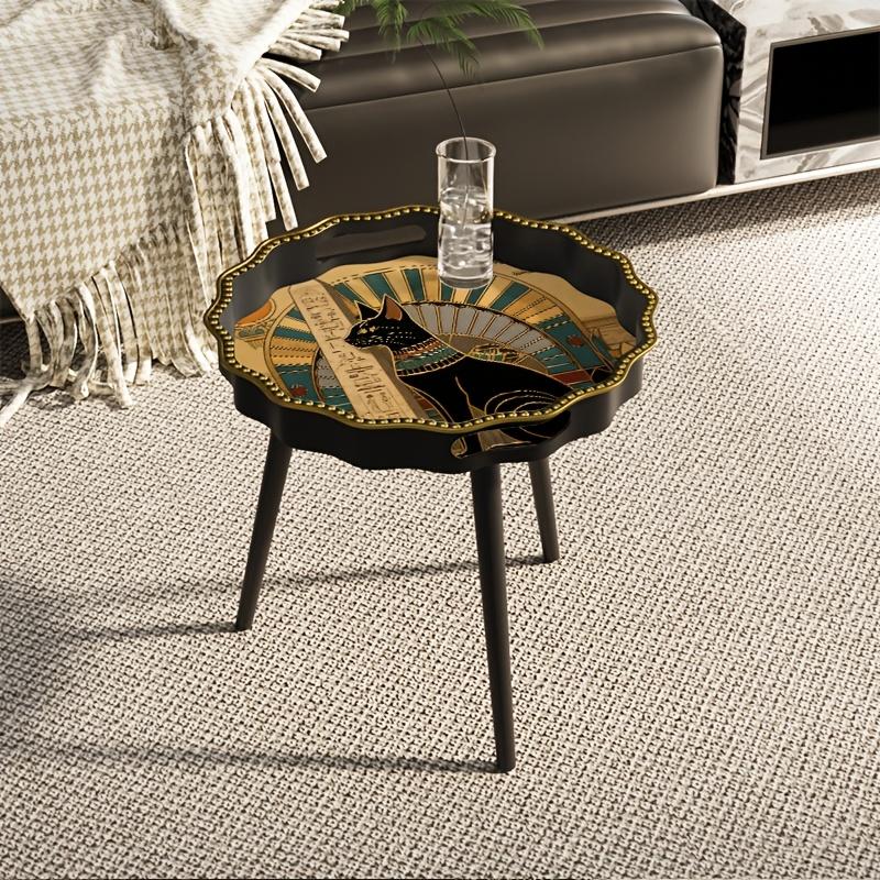 Un table d'appoint polygonale avec un motif géométrique d'antilope dorée est idéal pour un salon de style marocain, complété par une tapisserie faite à la main qui met en valeur la beauté exotique.Ouvrir dans un nouvel onglet.