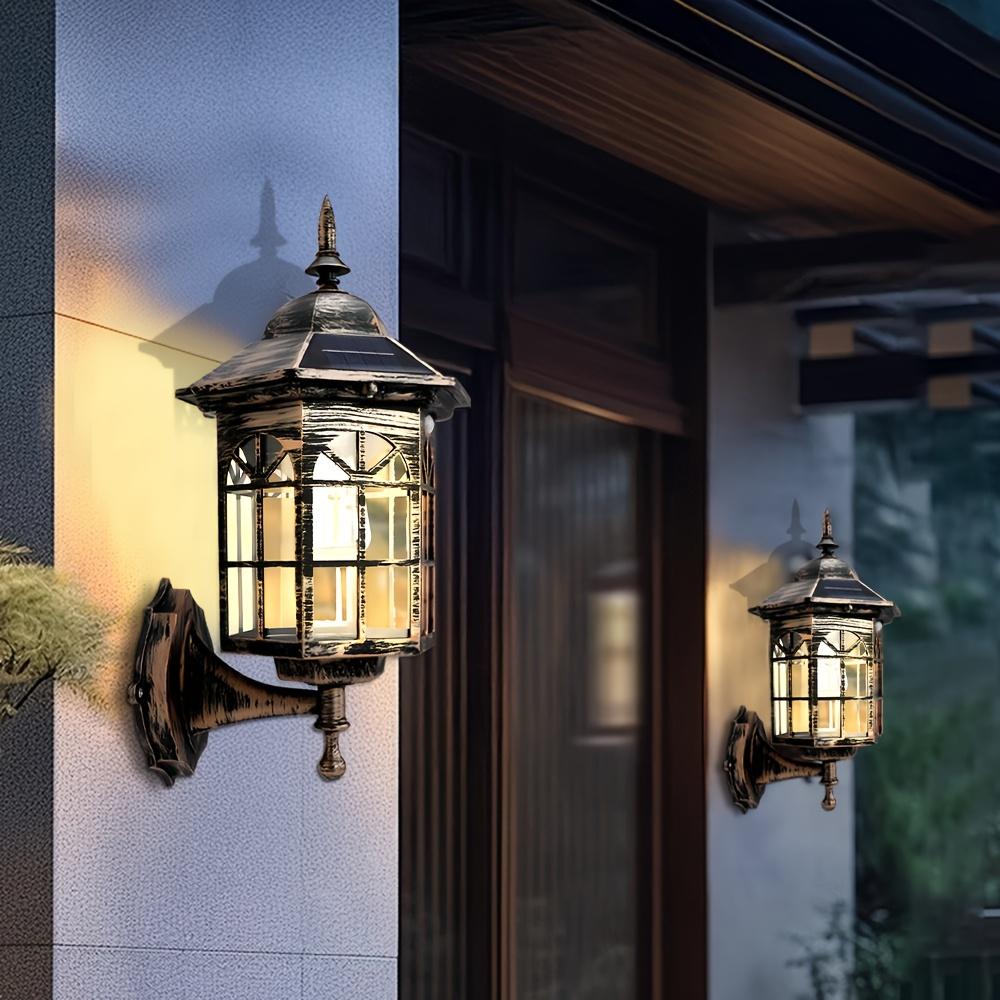 Éclairage Solaire HOTU, Style Traditionnel, Finition Polie, Contrôle par Capteur de Lumière, Fixation Non-Détachable, Abat-jour en Plastique, Batterie Lithium 1200mAh, avec Matériel d'Installation, pour Jardin, Cour, Garage, Rue, Ville Anci